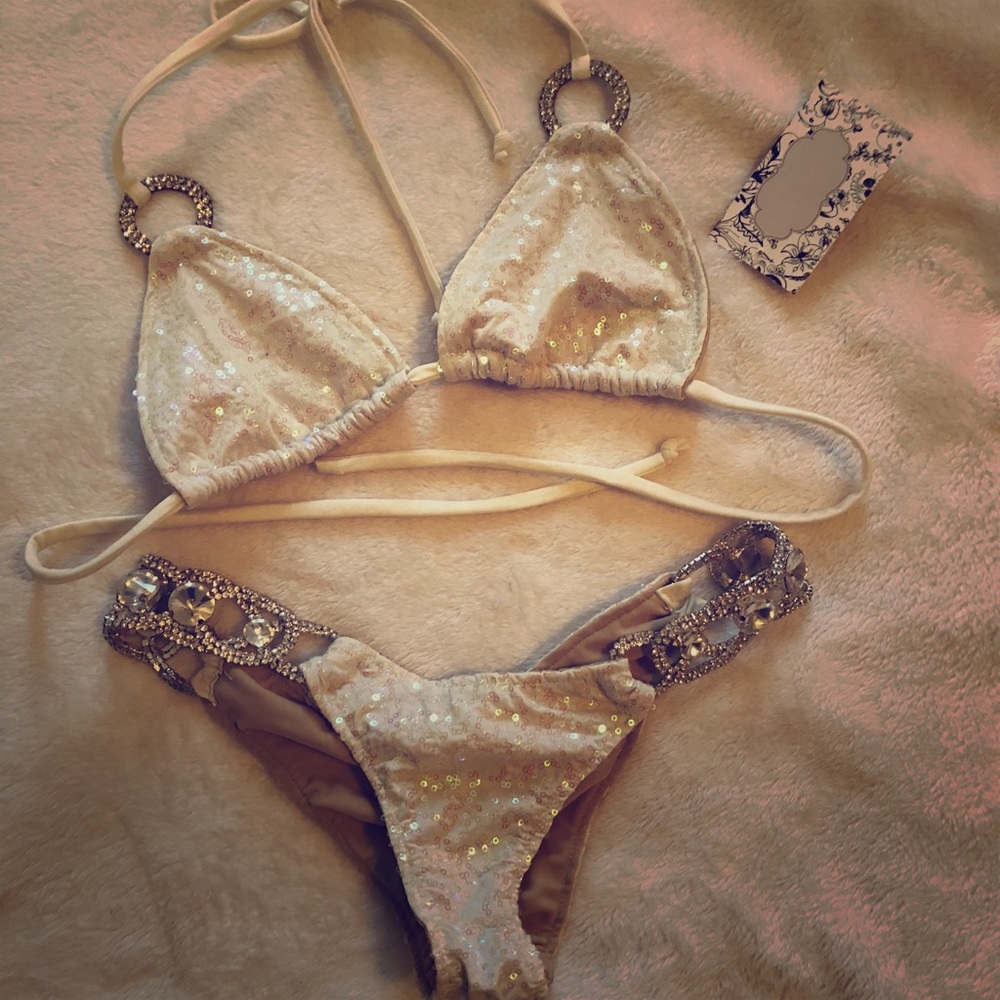 Gorgeous bikini! Top fits like a s/m bottoms xs